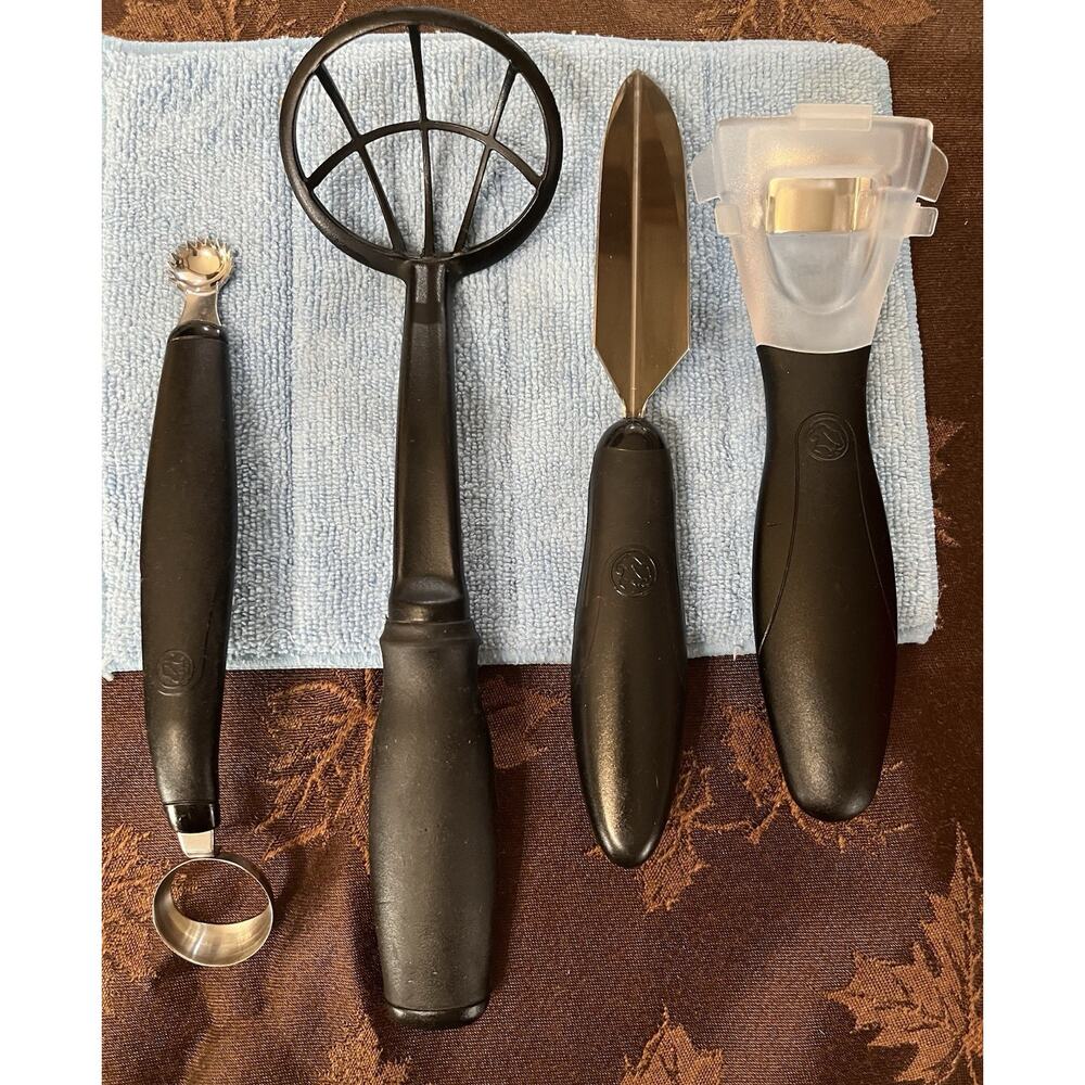 Lot of 4 Pampered Chef Utensils Core & More Mix N Chunk V-Shaped And Corn Cutter